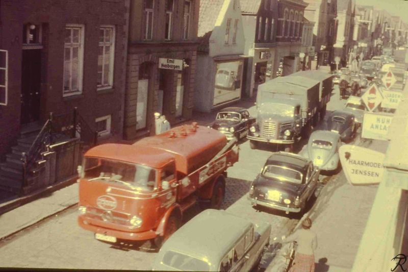 Datei:Neuer Weg dichter Verkehr 1959 01.jpg