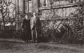 Hermann Landmann mit seiner Ehefrau Martha, geb. Kruse auf einer undatierten Aufnahme vor dem Haus (vermutlich um 1930).