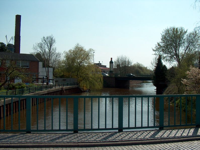 Datei:Brückstraße - Blick in Richtung Mühlenbrücke - 21042003.jpg